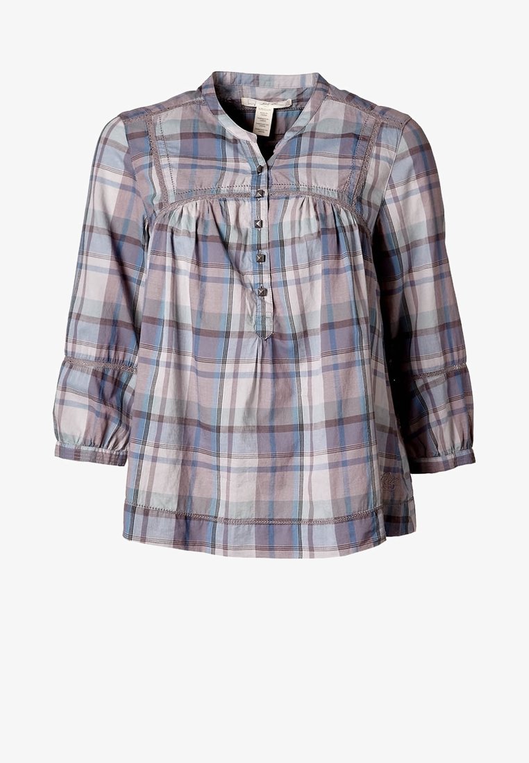 Blusa a quadri nei toni del blu chiaro, grigio e rosa; presenta una chiusura frontale con bottoni, scollatura rotonda e maniche a sbuffo a tre quarti. Tessuto di cotone morbido.