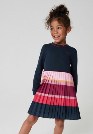 Abito a maniche lunghe con parte superiore blu navy e gonna plissettata rosa, caratterizzata da righe orizzontali rosse, rosa e gialle. Texture liscia.