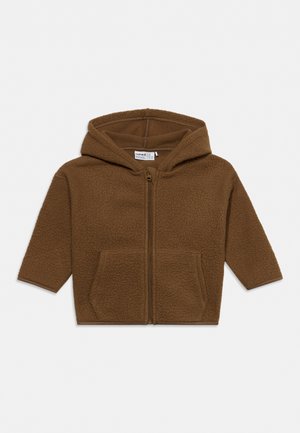 Sweat à capuche en polaire marron texturée, avec une fermeture éclair sur le devant, des manches longues et deux poches avant.