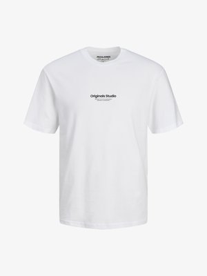 Bijela pamučna majica kratkih rukava s okruglim izrezom. U sredini se nalazi crni otisak loga "Originals Studio".