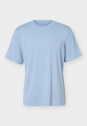 Camiseta deportiva de manga corta en azul claro con cuello redondo y discreto logo "Ted Baker Sport" centrado en el pecho.
