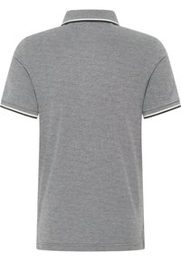 Szara koszulka polo z krótkim rękawem, z ciemnymi i jasnymi paskami przy kołnierzyku i krawędziach rękawów, widziana od tyłu.