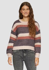Gestreifter Strickpullover in Dunkelpurpur, Hellrosa und Koralle; mit Rundhalsausschnitt, weit geschnittenen Schultern und gerippten Bündchen und Saum.