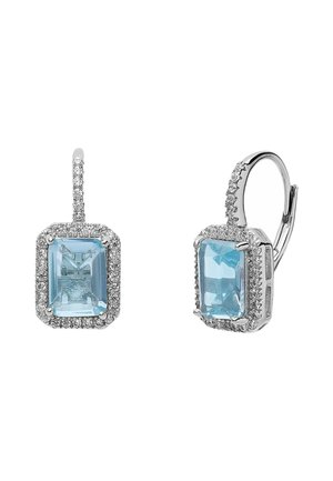 Aqua-marine druppeloorbellen met rechthoekige blauwe stenen, omringd door kleine heldere edelstenen, gezet in gepolijst zilver. Strakke, elegante vormgeving.