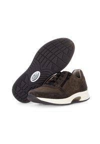 Dunkelbraune Wildleder-Sneaker mit schwarzer Gummisohle, seitlichem Reißverschluss, schnürbarem Verschluss und strukturiertem Muster auf der Außensohle.