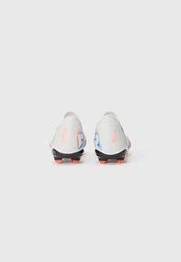Weiße Fußballschuhe mit glatter Oberfläche, schwarzen Sohlen und orangenen Stollen. Sie verfügen über ein farbenfrohes Grafikdesign an der Außenseite.