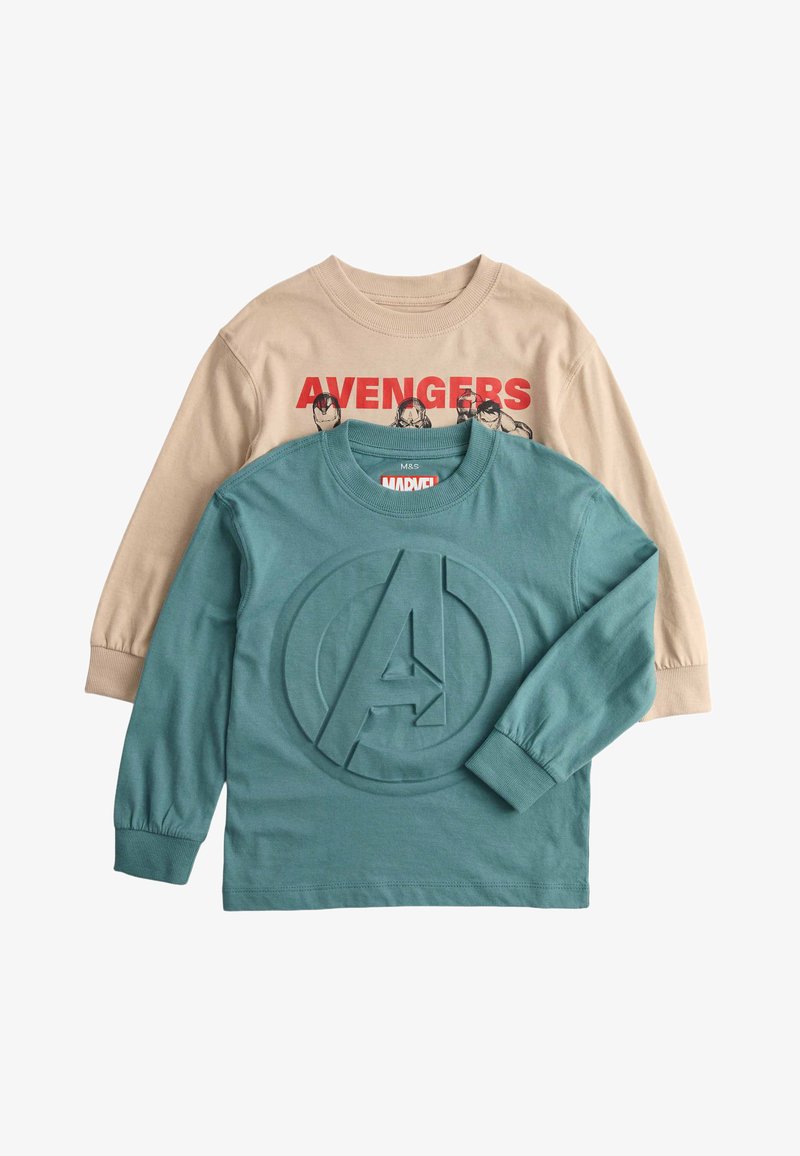 To langærmede t-shirts: den ene beige med teksten "Avengers", den anden blågrøn med et hævet "A"-logo. Begge er lavet af bomuld og har rundede halsudskæringer.