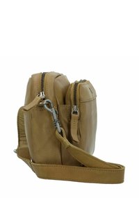 Borsa in pelle marrone con due scomparti con zip, una base piatta e una tracolla regolabile. Presenta un gancio metallico e accenti testurizzati.