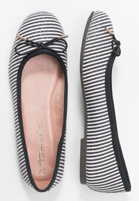 Schwarz-weiße gestreifte Ballerinas mit runder Zehenform, weichem Innenfutter und einer kleinen Schleifendetail an der Vorderseite, ausgestattet mit einem niedrigen, stabilen Absatz.