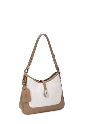 Borsa a tracolla in pelle beige e marrone chiaro con pannello frontale in tessuto, fibbia argento e etichetta in pelle marchiata su sfondo bianco.