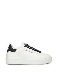 Sneaker bianca in pelle con lacci neri e tallone glitterato nero. Suola bianca spessa con dettagli testurizzati per una presa migliore. Nome del marchio stampato sul lato.