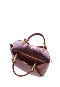 Borsa in pelle color bordeaux, con un interno rosa chiaro. Presenta accessori in metallo dorato, una tasca con zip e manici doppi.
