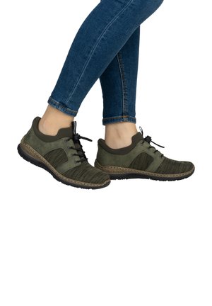 Baskets de sport vertes avec des matériaux en maille et en daim, bout rond, design texturé, lacets noirs et semelle rembourrée.