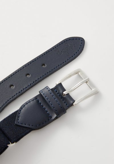 Cinturino per orologio blu navy realizzato in pelle e tessuto, dotato di fibbia in metallo argentato, dettagli di cucitura e più fori per la regolazione.