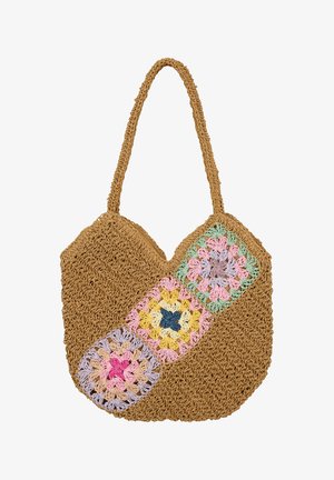 Brun hæklet skuldertaske med tre farverige hæklet blomstermærker i pastelfarverne lyserød, gul, grøn og blå.