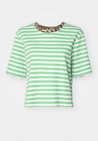 Groen en wit gestreepte t-shirt met korte mouwen, featuring een halslijn met luipaardprint. Gemaakt van zachte stof met een relaxte pasvorm.