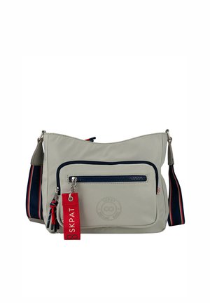 Bolso bandolera de tela gris claro con detalles en azul marino, un bolsillo frontal con cremallera y una etiqueta roja. Cuenta con una correa de hombro ajustable a rayas.