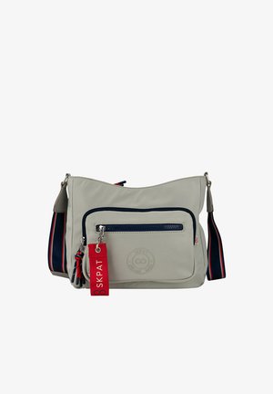 Bolso bandolera de tela gris claro con detalles en azul marino, un bolsillo frontal con cremallera y una etiqueta roja. Cuenta con una correa de hombro ajustable a rayas.