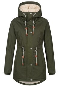 Groene parka jas met capuchon, voorzien van een fuzzy crèmekleurige voering, een trekkoord in de taille en drukknoopsluiting. Twee zijzakken met contrasterende hardware.
