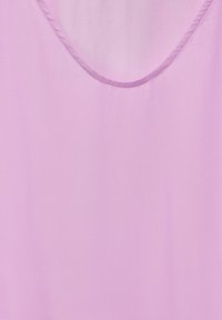 Top senza maniche di colore rosa chiaro con scollatura rotonda, realizzato in tessuto liscio, caratterizzato da una leggera lucentezza e senza motivi o accenti visibili.