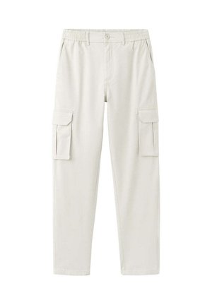 Pantalones cargo beige claros con botón frontal, trabillas para cinturón, cintura elástica y dos grandes bolsillos con solapa en las piernas.