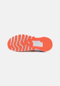 Semelle de chaussure de sport avec un motif de crampons ondulés ; semelle extérieure en caoutchouc orange avec des accents blancs ; présente des rainures pour la traction et la flexibilité.