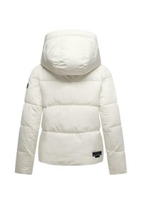 Giacca imbottita bianca con cappuccio, caratterizzata da una silhouette snella, texture trapuntata e una piccola etichetta con logo sul lato sinistro in basso.