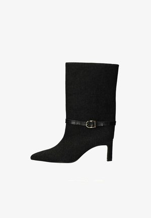 Zwarte stof enkellaars met een spitse neus, taps toelopende vorm en een middenhoge hak. Bevat een zwarte leren riem met een goudkleurige gesp.