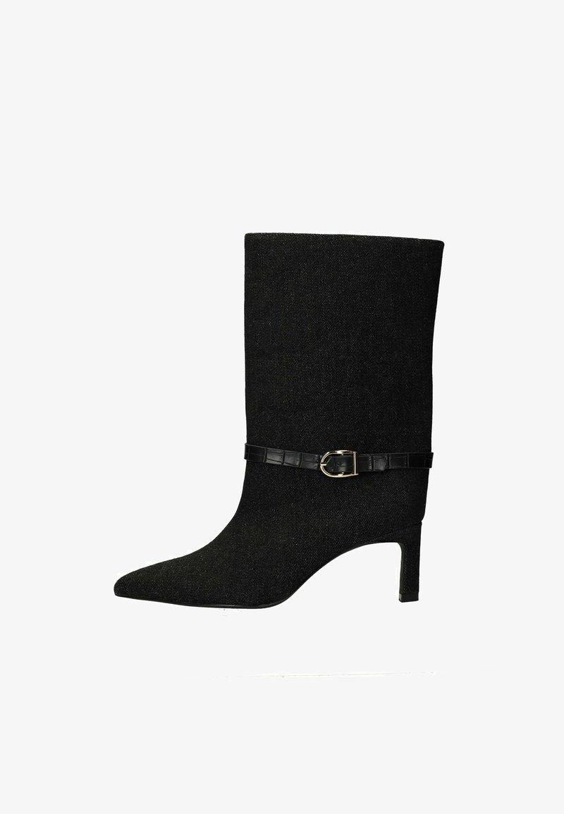 Zwarte stof enkellaars met een spitse neus, taps toelopende vorm en een middenhoge hak. Bevat een zwarte leren riem met een goudkleurige gesp.
