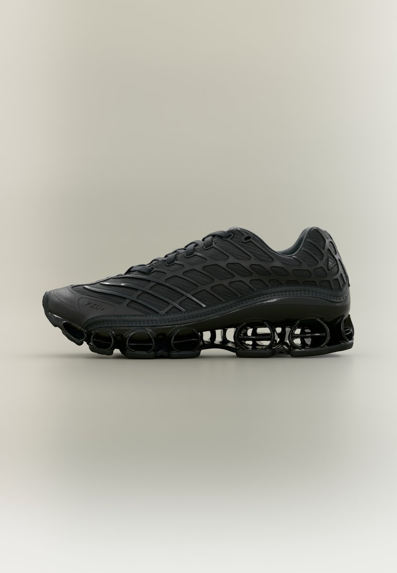 Chaussure de sport noire avec une tige texturée, un design de lacets prononcé et une semelle segmentée unique pour l'amorti. Légère avec une forme courbée.