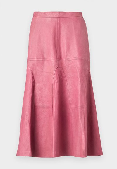 Ροζ midi φούστα από δέρμα με επεκτεινόμενο τελείωμα, διακοσμημένη με ραμμένα πάνελ και απαλή υφή. Η ζώνη της μέσης έχει φινίρισμα με προσεγμένες ραφές.