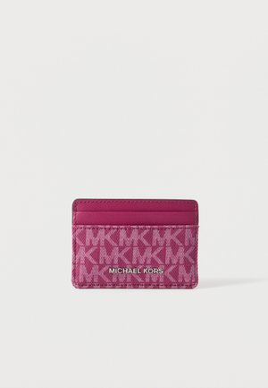 Różowy etui na karty Michael Kors z wzorem logo i srebrną nazwą marki z przodu, z czterema kieszeniami na karty na górze.