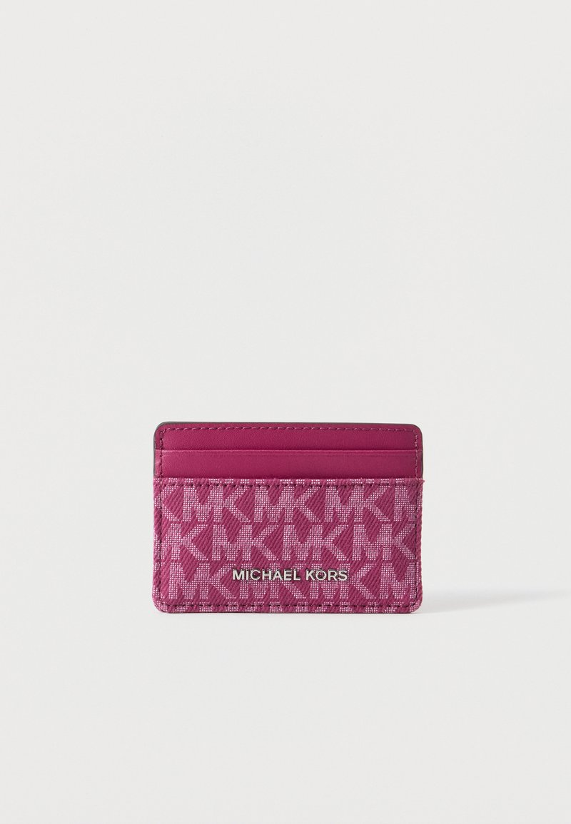 Ροζ θήκη καρτών Michael Kors με μοτίβο λογοτύπου και ασημί όνομα επωνυμίας στο μπροστινό μέρος, με τέσσερις θήκες καρτών στην κορυφή.