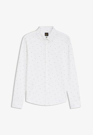 Chemise blanche à manches longues boutonnée avec un petit motif de carrés noirs et de lettres, col classique, et étiquette de marque BOSS à l'intérieur du col.