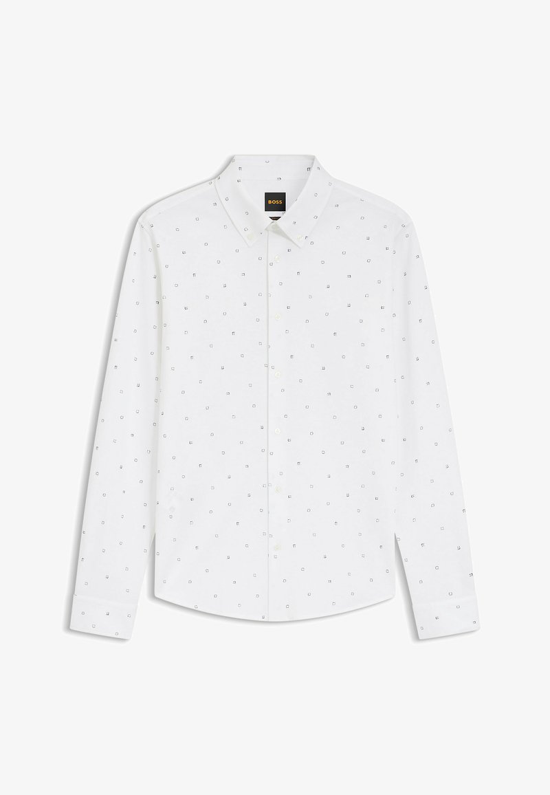 Chemise blanche à manches longues boutonnée avec un petit motif de carrés noirs et de lettres, col classique, et étiquette de marque BOSS à l'intérieur du col.