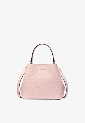 Sac à main rose en matériau texturé, forme structurée, logo doré et double poignée. Comprend une bandoulière détachable pour plus de polyvalence.