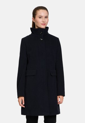 Navy wollen jas met een hoge kraag, twee voorzakken en twee zwarte knopen, met een getailleerde pasvorm en een gladde textuur.