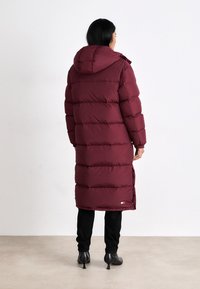 Tommy Jeans ALASKA LONG PUFF - Piumino lungo - deep rouge