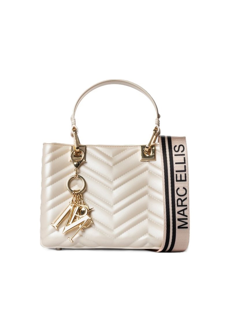 Gequilted ivoorkleurige handtas met gouden hardware, korte handgreep en een gestreepte schouderband. Bevat een charm met de letters "M" en "E."