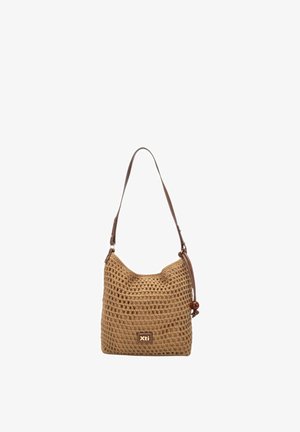 Bolso bandolera tejido marrón con correa oscura ajustable y adorno de cuenta de madera, con parche del logotipo "Xti" en el frente.