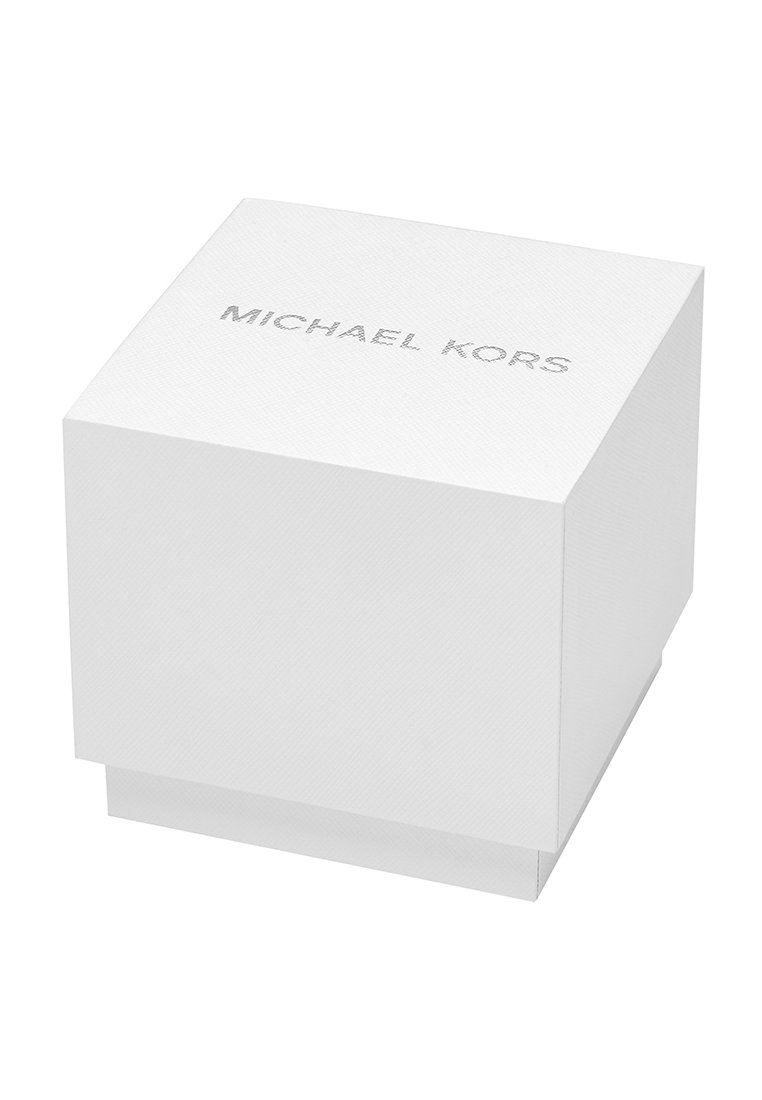 Caja de papel texturizado blanca con tapa, que presenta "MICHAEL KORS" estampado en plata en la parte superior. Forma cuadrada, diseño simple.