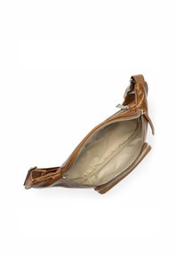 Borsa a tracolla in pelle marrone con zip argentata, aperta per mostrare un rivestimento interno beige. Presenta una tracolla testurizzata e un design compatto.
