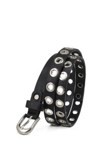 Cintura in pelle nera con numerosi occhielli in argento, una fibbia elegante e una texture liscia, arrotolata per la visualizzazione.