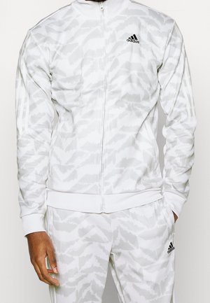 Weißer und hellgrauer Adidas-Trainingsanzug mit Muster, komplett mit Reißverschlussjacke, gerippten Bündchen und Markenlogos auf Brust und Hose.