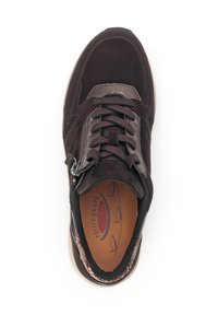 Sneaker in suede scuro con accenti testurizzati e dettagli grigi. Presenta lacci, una chiusura con zip e una soletta con logo. Forma della punta arrotondata.