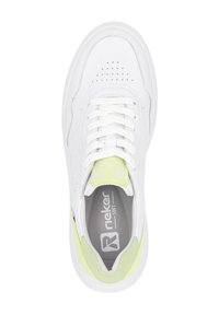 Baskets blanches avec un design perforé, lacets plats et une touche de vert au talon. Comprend une semelle intérieure grise avec le nom de la marque "rieker."