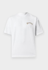 Hvid bomulds t-shirt med rund hals og korte ærmer. Har et farverigt broderet tekstdesign på venstre brystområde.