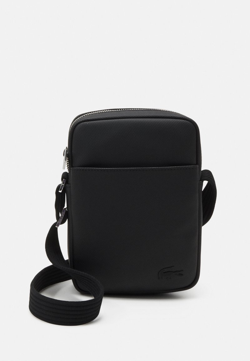 Borsa a tracolla rettangolare nera realizzata in materiale testurizzato. Presenta una zip superiore, una tracolla regolabile e un logo impresso sul davanti.
