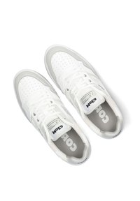 Witte sport sneakers met geperforeerde details en grijze accenten. Voorzien van platte veters en branding op de tong en inlegzool. Gladde textuur.