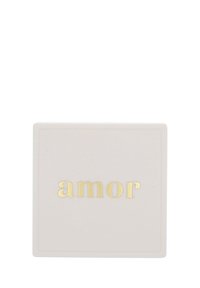 Scatola quadrata di colore crema con la parola "amor" in rilievo dorato, con una superficie liscia e un design semplice e moderno.